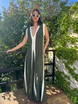 Vestido largo verde con paneles blancos verticales, escote en V y sin mangas.