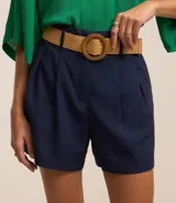 Short clochard azul marino de viscolino con trabillas en la cintura, cinturón con hebilla de madera y pliegues.