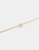 Pulsera dorada de cadena cola de ratón con dije de corazón adornado con strass y cierre de mosquetón.