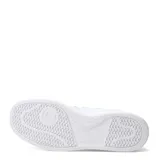 Championes urbanos New Balance de cuero blanco con logo "N" en relieve.