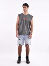Musculosa gris con estampado de la palabra 'Broken' en color naranja.
