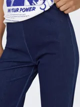 Pantalón de jean azul oscuro, de corte wide leg y tiro alto.