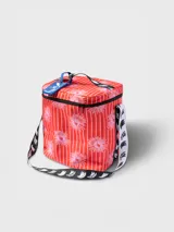 Bolso térmico (cooler bag) de gran tamaño, color marrón rojizo, con estampado mixto de leopardo y cebra. Posee manija superior y correa ajustable para hombro, ambas de cinta blanca con estampado negro de monograma.