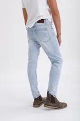 Pantalón de jean celeste de corte skinny.