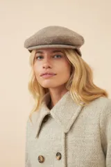 Boina marrón de lana fina uruguaya 100% natural sin teñir, con visera.