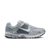 Championes Nike Zoom Vomero 5 color gris con detalles plateados y blancos.