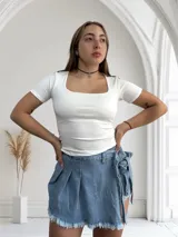 Remera negra ajustada al cuerpo, con escote cuadrado y mangas cortas.