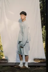 Bermuda de rustico liviano color marrón chocolate, con estampado frontal.