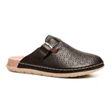 Zueco negro de cuero con plantilla de cuero, perforaciones decorativas y hebilla ajustable.