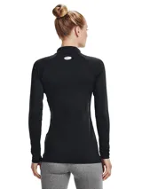 Remera deportiva blanca de manga larga con cuello alto y logo de Under Armour en el cuello.