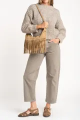 Sweater de punto grueso, color gris melange, con cuello redondo y manga larga, de calce oversize.