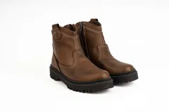 Bota corta de cuero color marrón chocolate, con caña baja, puntera redondeada y suela track negra.