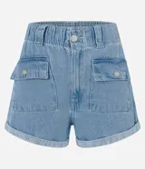 Short baggy de jeans celeste con efecto marmolado, cintura elástica con trabillas, cierre con botón y cremallera, bolsillos delanteros con solapa y bajo plegado.
