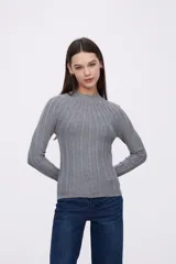 Polera gris de viscosa con cuello alto y diseño de canalé vertical.