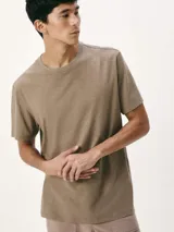 Remera marrón de corte clásico, manga corta y cuello redondo.