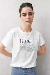 Remera blanca de manga corta con estampado tipográfico azul en el frente.