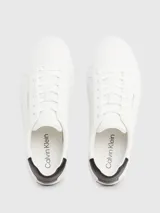 Zapatillas urbanas Calvin Klein blancas de cuero, con detalle en cuero negro en el talón y logo de la marca en el lateral.
