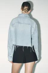 Falda pantalón corta color azul marino, de tiro alto y corte recto. Presenta doble hilera de botones blancos en el frente y cierre lateral con cremallera oculta.