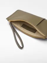 Monedero grande de piel color beige, con un compartimento principal con cierre de cremallera, bolsillo exterior en la parte delantera, tarjetero en la parte trasera y logo grabado.