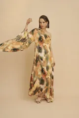 Vestido largo de fiesta con un solo hombro y manga amplia, con estampado floral en tonos ocre, naranja, marrón y verde.