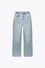 Pantalón de jean color crudo, de tiro alto, corte recto y largo tobillero. Tiene cinco bolsillos, cierre frontal con cremallera y botón metálico.
