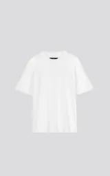 Remerón blanco de corte extra oversize con hombros caídos y cuello redondo. Confeccionado en algodón premium americano muy suave al tacto y doble costura al tono del color base.