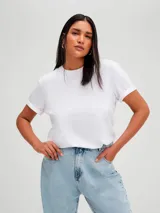 Camiseta básica de algodón de corte clásico, color claro.