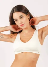 Pack de dos soutiens modelo top, sin aro, con copas removibles, breteles anchos y confeccionados en microfibra. Incluye un soutien color crudo y otro color gris jaspeado.