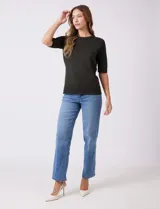 Buzo de punto fino color azul marino, con cuello redondo y mangas cortas.