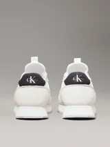 Zapatillas deportivas Calvin Klein Jeans color blanco con logo de la marca en negro en el lateral.