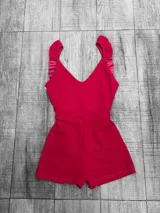 Mono corto fucsia con escote en V y volados en los hombros.