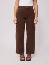 Pantalón jean cargo color marrón óxido, de corte recto y cintura alta, con bolsillos laterales y traseros.