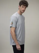 Remera gris de algodón con cuello redondo y manga corta.