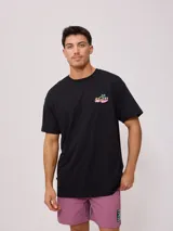 Remera negra de hombre con estampado en el frente y la espalda con el logo de la marca Rusty.