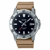 Reloj Casio con caja plateada, esfera negra con indicadores blancos y correa de resina color beige. Resistente al agua 50m.