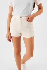 Short de jean color crudo, de tiro alto y corte ajustado.