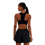 Top deportivo negro de sujeción media con tecnología NB DRYx de secado rápido, copas desmontables, bolsillo trasero de malla transpirable y banda elástica inferior.