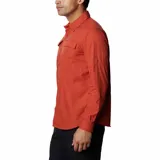 Camisa de manga larga color bordó con tecnología Omni-Shade Upf 50 Sun Protection y Omni-Wick. Cuenta con ventilación, mangas enrollables con soportes para lengüetas y dos bolsillos frontales con solapa.