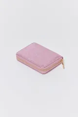 Billetera pequeña rectangular color rosa con acabado brillante y cierre de cremallera dorada.