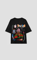 Remera oversize de algodón negro con diseño gráfico en el frente, cuello redondo y mangas caídas.
