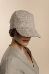 Gorra con visera de lana color beige con diseño de espiga.