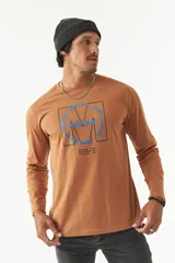 Remera de manga larga azul marino para hombre, con cuello redondo y estampado en el pecho con el logo de la marca Mistral en color verde neón.