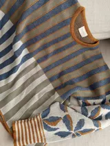 Sweater tejido con hilo de algodón y lurex, con diseño de rayas y flores, cuello redondo, mangas abullonadas y silueta oversize.