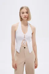 Top blanco de bretel ancho con escote halter y lazos en el frente.