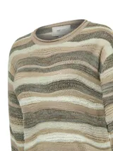 Sweater de punto con cuello redondo y mangas largas. Presenta un diseño de ondas horizontales en tonos beige, marrón y gris.
