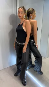 Body negro con espalda baja y tiras cruzadas.