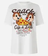 Remera blanca de algodón con cuello redondo y mangas cortas. Estampa frontal con lettering "Snacks Chip n' Dale" y dibujo de Tico y Teco comiendo pizza.