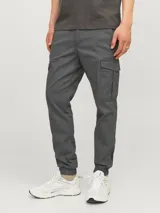 Pantalón cargo gris oscuro, corte slim fit, con puños elastizados, tiro medio, cierre con cremallera y múltiples bolsillos.