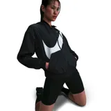 Campera deportiva negra con capucha y cierre frontal, con logo de Nike estampado en blanco en el pecho y la espalda.