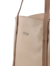 Cartera shopper grande de cuero marrón con textura tipo cocodrilo, doble asa de hombro y cierre superior con lazo.
